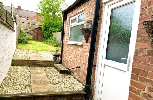 Oadby House | The Avenue Townhouse - Entire Villa - Parking