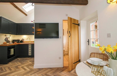Upper Sapey Cottage | THE BLACKSMITHS SHOP, romantic, character holiday cottage in Bromyard