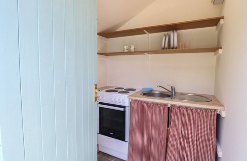 Stoke Ash Cottage | THE BOWTOP GYPSY CARAVAN, pet friendly, with a garden in Thorndon