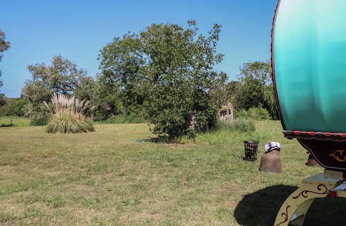 Stoke Ash Cottage | THE BOWTOP GYPSY CARAVAN, pet friendly, with a garden in Thorndon