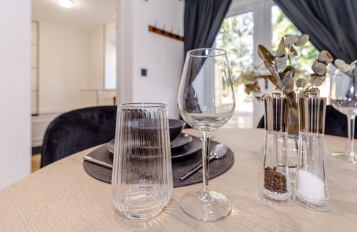 Selby Cottage | THE BULWARK, romantic, with hot tub in Drax, North Yorkshire