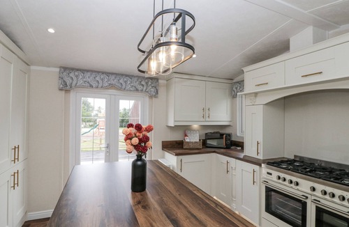Malton Cottage | THE CABIN, pet friendly, with hot tub in Thornton Dale