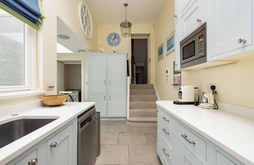 Brompton & Hans Town Cottage | The Chelsea Abode - 4bdr Home With Terrace