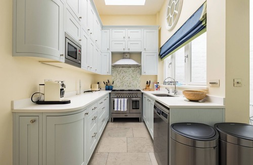 Brompton & Hans Town Cottage | The Chelsea Abode - 4bdr Home With Terrace