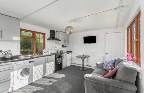 Gawcott Cabin | The Den Cozy 1-Bedroom Cabin