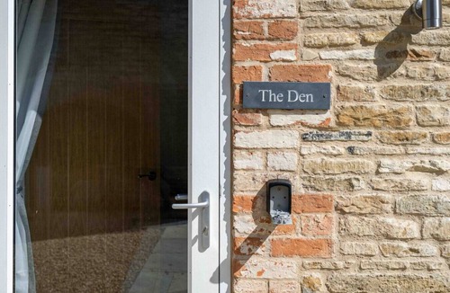 Thurlby House | The Den: riverside bolthole