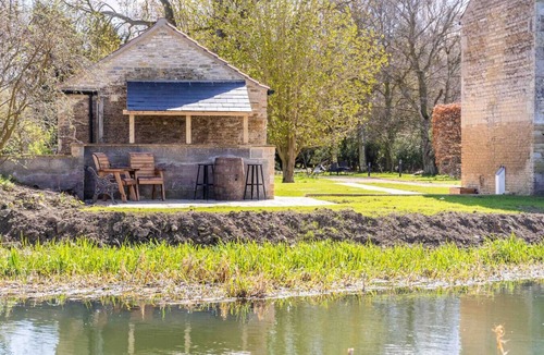 Thurlby House | The Den: riverside bolthole