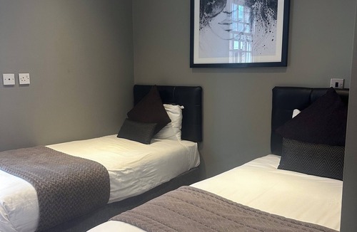 Chinatown Apartment | The Duplex City Chic Apartment (Sleeps 9)