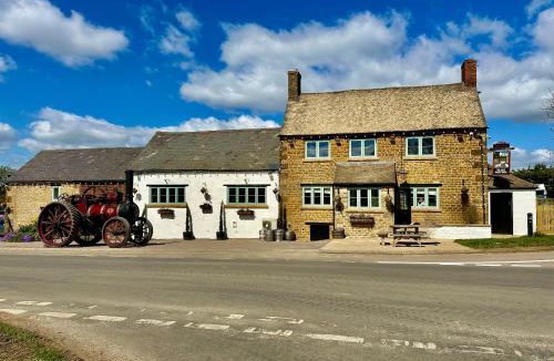 Hook Norton Hotel | The Gate Hangs High