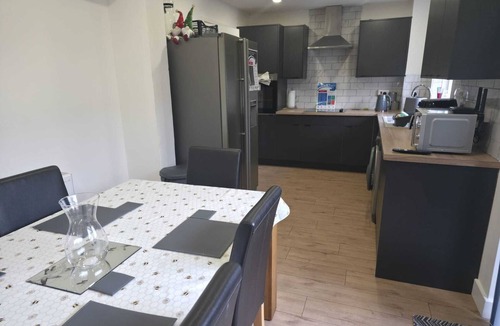 Runcorn House | The Glen: Contractor Haven | Fast Wi‑Fi | Easy Parking - by Hosterooo