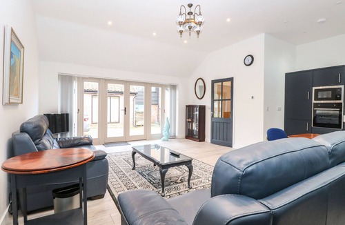 Hethel Cottage | THE GRANARY, pet friendly, with a garden in Long Stratton