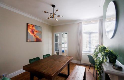 Doncaster Apartment | The Green House 3 Bed House - Contractors, Families, Close to city centre, Free Parking