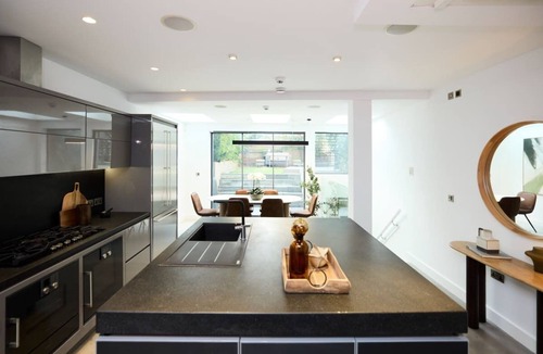 St. Johns Wood Cottage | The Hamilton Gardens Hideaway - Modern 4bdr Home With Garden