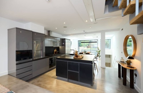 St. Johns Wood Cottage | The Hamilton Gardens Hideaway - Modern 4bdr Home With Garden