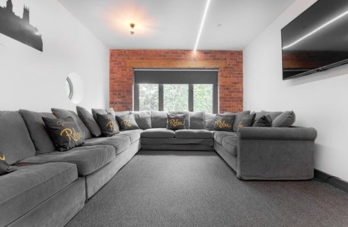 Headingley Apartment | The Headingley House Leeds - Hot Tub - Sleeps Up to 12