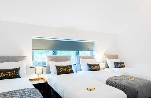 Headingley Apartment | The Headingley House Leeds - Hot Tub - Sleeps Up to 12
