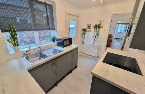 York House | The Heritage Hideaway | King bed & Free parking