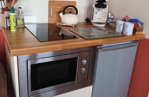 Barnoldswick Cottage | THE JOURNEYMAN LUXURY SHEPHERDS HUT, pet friendly in Barnoldswick