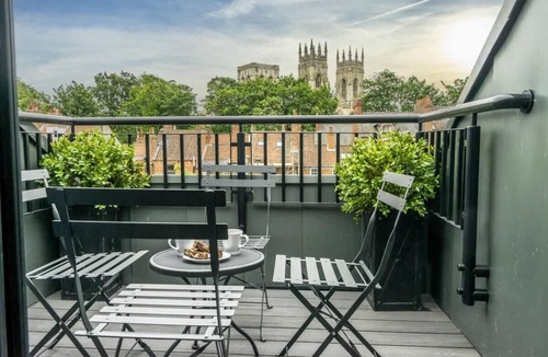 Bootham Apartment | The King Suite- Modern Duplex Apartment with Free Parking near York