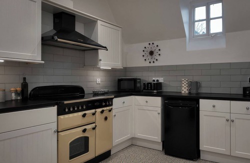 Polebrook Cottage | THE LADY ROTHSCHILD STABLES, pet friendly, with a garden in Oundle