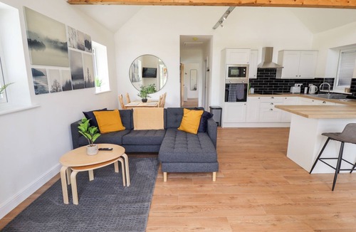 Aubourn Cottage | THE LILAC OWL, pet friendly, with hot tub in Thorpe-On-The-Hill