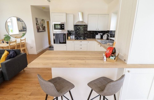 Aubourn Cottage | THE LILAC OWL, pet friendly, with hot tub in Thorpe-On-The-Hill