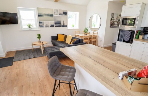 Aubourn Cottage | THE LILAC OWL, pet friendly, with hot tub in Thorpe-On-The-Hill