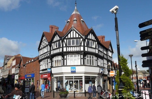 Wrexham Apartment | The Lower Stay - Wrexham Town Centre - Sleeps Up To 10