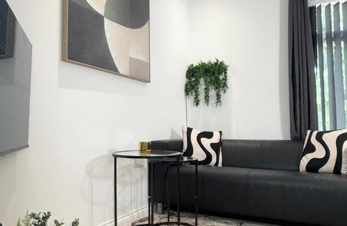 Northampton Apartment | 'The Luxury Snug' - A Charming Modern Luxury 2-Bed Flat with Parkview - Free Parking