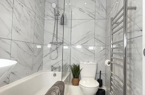 Northampton Apartment | 'The Luxury Snug' - A Charming Modern Luxury 2-Bed Flat with Parkview - Free Parking