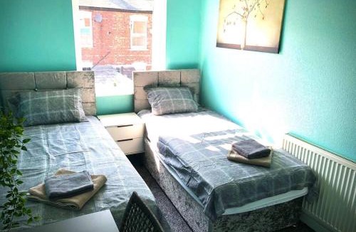 Reddish House | The Manchester Pad - 3BR Entire house with parking