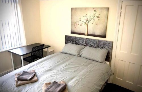 Reddish House | The Manchester Pad - 3BR Entire house with parking