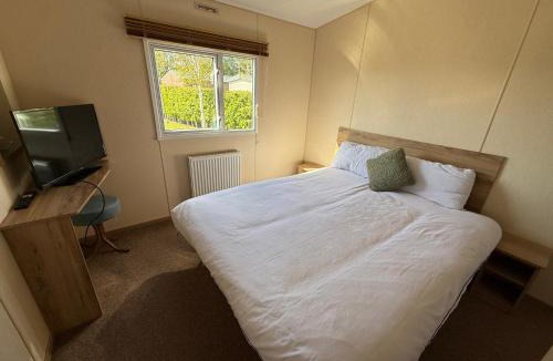 Chapel Saint Leonards Apartment | The Meadows 34 - Golden Palm Resort, pet friendly, WiFi & bed linen - Meadow Lakes Caravan & Lodge Hire
