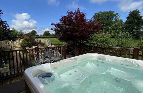 Hollington Cottage | The Mews is a stunning barn conversion set in a peaceful village close to the Peak District. Spacious, stylishly renovated, and full of character, it’s the ideal retreat for countryside escapes.