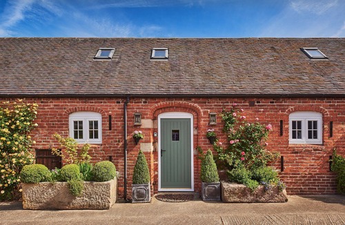 Hollington Cottage | The Mews is a stunning barn conversion set in a peaceful village close to the Peak District. Spacious, stylishly renovated, and full of character, it’s the ideal retreat for countryside escapes.