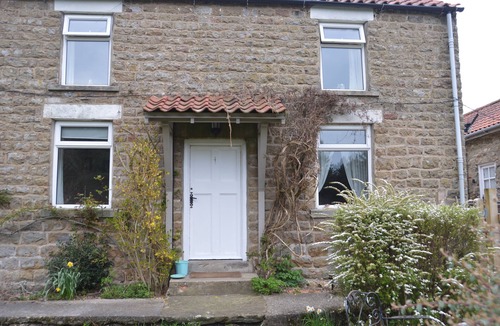 Pickering Cottage | The Old Farmhouse 3 bed cottage Hot Tub, Dog/cat friendly onsite fishing