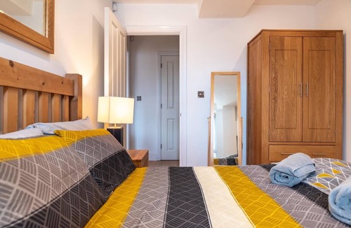 Newbury Apartment | The Old Library - Modern Apartment near the Train Station and Racecourse