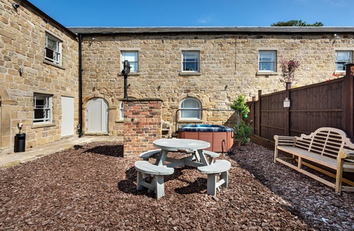 Alfreton Cottage | The Old Milking Parlour - 6 bedroom property with hot tub