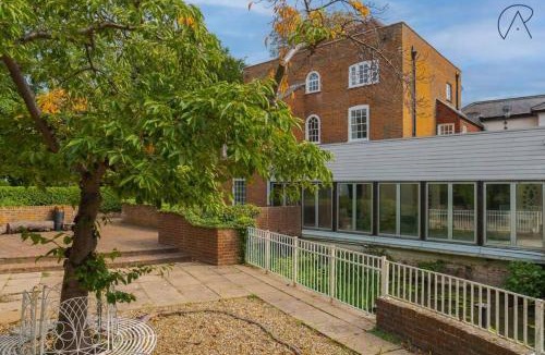 Windsor House | The Old Mill House, Windsor Riverside Hidden Gem!