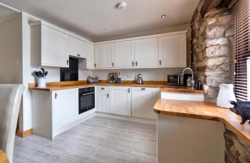 Bolton Le Sands Apartment | The Old Paper-shop, WiFi, Sleeps 4 & Pet Friendly