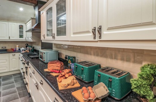 Shipton Cottage | THE OLD POST OFFICE, pet friendly, with hot tub in York