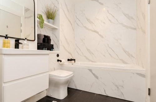 Leicester Apartment | The Olive Tree with balcony and parking