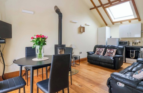 York Cottage | THE OWL BARN COTTAGE, romantic, with open fire in Tollerton