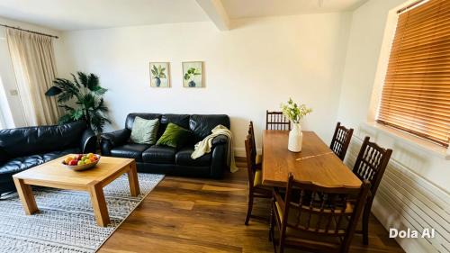 Durham House | The Pine House - Sleeps 5 - Large Secure Garden - Dog Friendly - 8 min to Durham