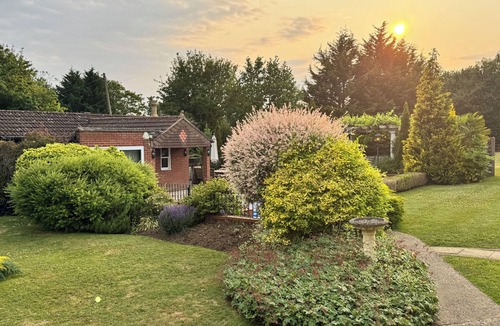 Great Barford House | The Pool House. Set in idyllic country gardens with swimming pool.