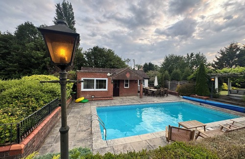 Great Barford House | The Pool House. Set in idyllic country gardens with swimming pool.