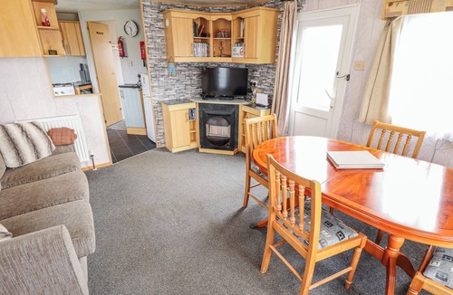 Skegness Cottage | THE PROMENADE, pet friendly, country holiday cottage in Skegness
