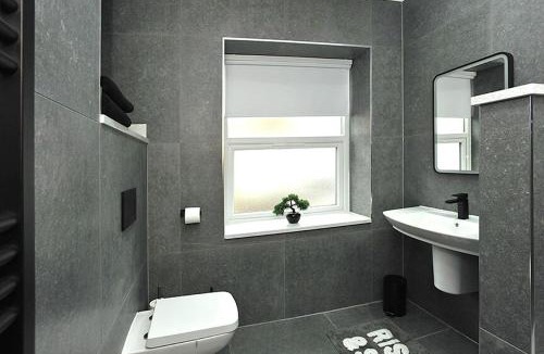 Greetland Apartment | The Ralph Suite