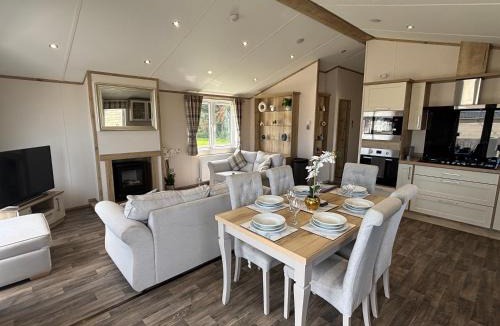 Chapel Saint Leonards Apartment | The Retreat 21 Lodge- Hot Tub, pet friendly, WiFi, bath - Golden Palm Resort - Meadow Lakes Caravan & Lodge Hire