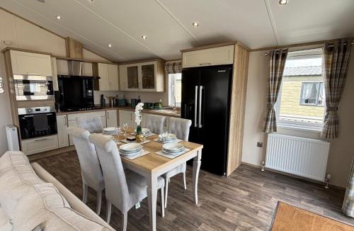 Chapel Saint Leonards Apartment | The Retreat 21 Lodge- Hot Tub, pet friendly, WiFi, bath - Golden Palm Resort - Meadow Lakes Caravan & Lodge Hire